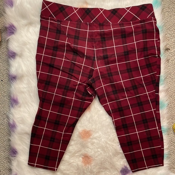 TORRID Crop Ponte Stretch‎ Pixie Pant Red Plaid Size 4 - Picture 2 of 5